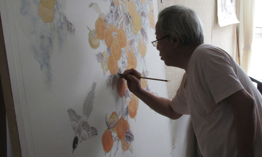 阮克敏教授在创作八尺巨幅工笔画